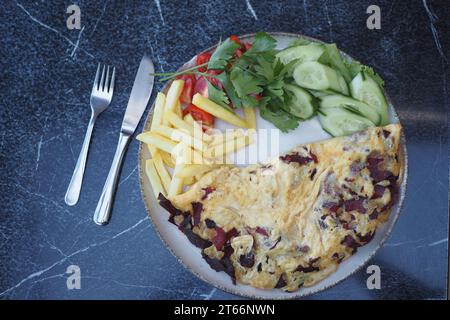 uovo fritto con salsiccia servito con patatine fritte e insalata Foto Stock