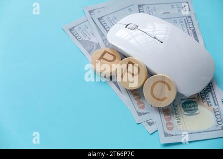 Concetto Pay per Click. Mouse su un dollaro di denaro contante. Foto Stock