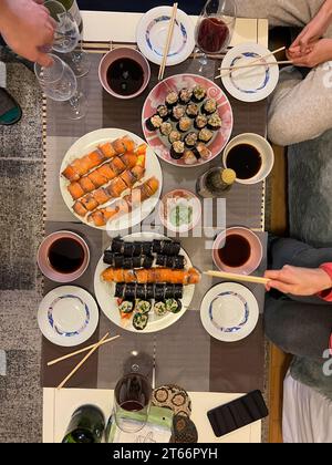 I set per sushi si trovano su un tavolo servito Foto Stock