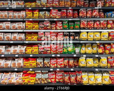 Budva, Montenegro - 18 agosto 2023: Assortimento di confezioni con diverse patatine sugli scaffali del negozio Foto Stock