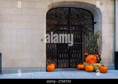 Bella porta d'ingresso di una casa con una famiglia aristocratica nel centro di Manhattan Foto Stock