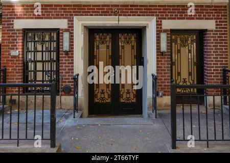 Vista di una bella casa esterna e della porta d'ingresso vista su una Manhattan NYC Foto Stock