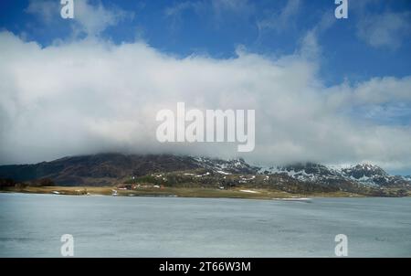Paesaggi mistici nuvole sospese coprirono le cime delle montagne, le isole Lofoten, la Norvegia, la vista dall'angolo basso, la montagna nella nebbia, la vista dall'angolo basso Foto Stock