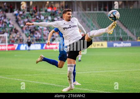 Varsavia, Polonia. 29 ottobre 2023. Gil Dias di Legia visto in azione durante la partita polacca della PKO Ekstraklasa League tra Legia Warszawa e PGE FKS Stal Mielec al Maresciallo Jozef Pilsudski Legia Varsavia Municipal Stadium. Punteggio finale; Legia Warszawa 1:3 PGE FKS Stal Mielec. (Foto di Mikolaj Barbanell/SOPA Images/Sipa USA) credito: SIPA USA/Alamy Live News Foto Stock