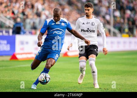 Varsavia, Polonia. 29 ottobre 2023. Leandro Messias dos Santos (L) di Stal e Gil Dias (R) di Legia visto in azione durante la partita polacca della PKO Ekstraklasa League tra Legia Warszawa e PGE FKS Stal Mielec al Maresciallo Jozef Pilsudski Legia Warsaw Municipal Stadium. Punteggio finale; Legia Warszawa 1:3 PGE FKS Stal Mielec. (Foto di Mikolaj Barbanell/SOPA Images/Sipa USA) credito: SIPA USA/Alamy Live News Foto Stock