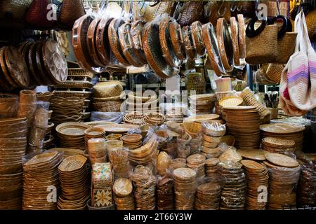 Il mercato del fine settimana di Chatuchak o il bazar locale di Jatujak per passeggiate per i thailandesi e i viaggiatori stranieri che viaggiano per visitare e fare shopping di articoli da regalo Foto Stock