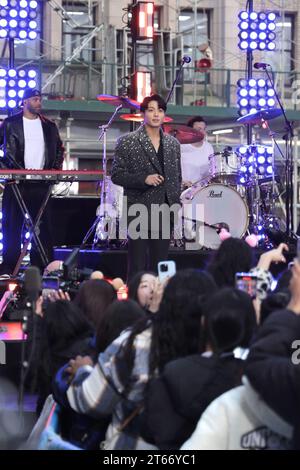 NY, USA. 8 novembre 2023. New York, USA, 8 novembre 2023 - Jung Kook si esibisce al NBC Today Show al Rockefeller Cente Today di New York City. Foto: Giada Papini Rampelotto/EuropaNewswire (immagine di credito: © Luiz Rampelotto/ZUMA Press Wire) SOLO USO EDITORIALE! Non per USO commerciale! Foto Stock