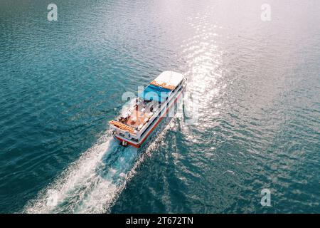 La nave da escursione a due piani naviga sul mare blu. Vista dall'alto Foto Stock