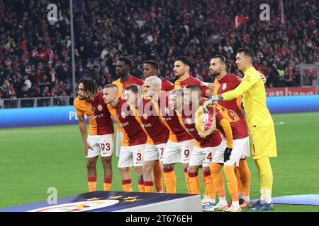 MONACO, Germania. , . Formazione Galatasaray; 1 Muslera Fernando GK, 3 Angelino, 6 Sanchez Davinson, 7 Aktürkoglu Kerem, 9 Icardi Mauro, 14 Zaha Wilfried, 22 Ziyech Hakim, 23 Ayhan Kaan, 34 Torreira Lucas, 42 Bardakci Abdülkerim, 93 Boey Sacha durante la UEFA Champions League Goup Una partita tra FC BAYERN Muenchen e GALATASARAY A.S., all'Allianz Arena, lo stadio di Monaco l'8 novembre. A Muenchen (foto di Arthur THILL/ATP Images) (THILL Arthur/ATP/SPP) credito: SPP Sport Press Photo. /Alamy Live News Foto Stock