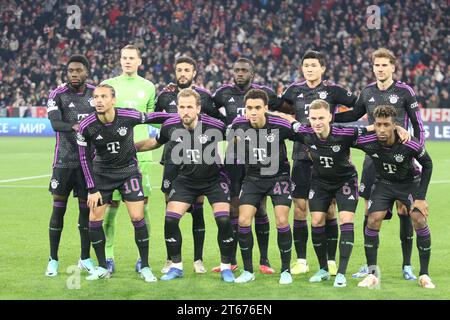 MONACO, Germania. , . FC BAYERN line-up 1 Manuel NEUER, 2 Dayot UPAMECANO, 3 Minjae KIM, 6 Joshua KIMMICH, 8 Leon GORETZKA, 9 Harry KANE, 10 Leroy SANÉ, sane, 11 Kingsley COMAN, 19 Alphonso DAVIES, 40 Noussair MAZRAOUI, 42 Jamal MUSIALA, durante la UEFA Champions League Goup Una partita tra FC BAYERN Muenchen e GALATASARAY A.S., presso l'Allianz Arena, lo Stadio di Monaco l'8 novembre. A Muenchen (foto di Arthur THILL/ATP Images) (THILL Arthur/ATP/SPP) credito: SPP Sport Press Photo. /Alamy Live News Foto Stock