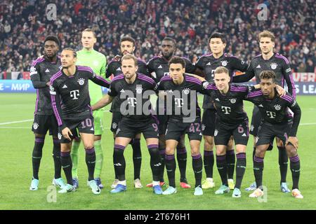 MONACO, Germania. , . FC BAYERN line-up 1 Manuel NEUER, 2 Dayot UPAMECANO, 3 Minjae KIM, 6 Joshua KIMMICH, 8 Leon GORETZKA, 9 Harry KANE, 10 Leroy SANÉ, sane, 11 Kingsley COMAN, 19 Alphonso DAVIES, 40 Noussair MAZRAOUI, 42 Jamal MUSIALA, durante la UEFA Champions League Goup Una partita tra FC BAYERN Muenchen e GALATASARAY A.S., presso l'Allianz Arena, lo Stadio di Monaco l'8 novembre. A Muenchen (foto di Arthur THILL/ATP Images) (THILL Arthur/ATP/SPP) credito: SPP Sport Press Photo. /Alamy Live News Foto Stock