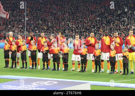 MONACO, Germania. , . Formazione Galatasaray; 1 Muslera Fernando GK, 3 Angelino, 6 Sanchez Davinson, 7 Aktürkoglu Kerem, 9 Icardi Mauro, 14 Zaha Wilfried, 22 Ziyech Hakim, 23 Ayhan Kaan, 34 Torreira Lucas, 42 Bardakci Abdülkerim, 93 Boey Sacha durante la UEFA Champions League Goup Una partita tra FC BAYERN Muenchen e GALATASARAY A.S., all'Allianz Arena, lo stadio di Monaco l'8 novembre. A Muenchen (foto di Arthur THILL/ATP Images) (THILL Arthur/ATP/SPP) credito: SPP Sport Press Photo. /Alamy Live News Foto Stock