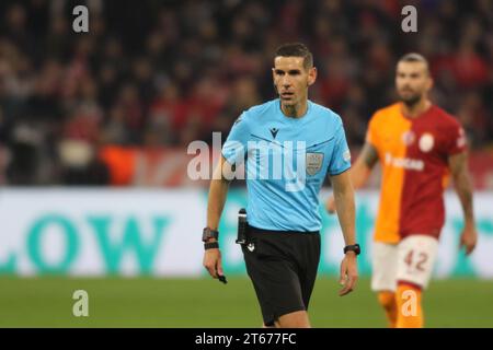 MONACO, Germania. , . Antonio NOBRE, arbitro durante la UEFA Champions League Goup Una partita tra FC BAYERN Muenchen e GALATASARAY A.S., all'Allianz Arena, lo stadio di Monaco l'8 novembre. A Muenchen (foto di Arthur THILL/ATP Images) (THILL Arthur/ATP/SPP) credito: SPP Sport Press Photo. /Alamy Live News Foto Stock