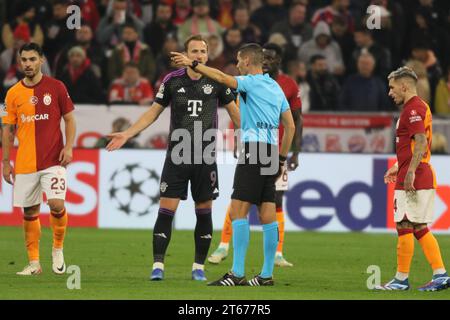 MONACO, Germania. , . Harry KANE e l'arbitro Antonio NOBRE durante la UEFA Champions League Goup Una partita tra FC BAYERN Muenchen e GALATASARAY A.S., all'Allianz Arena, lo stadio di Monaco l'8 novembre. A Muenchen (foto di Arthur THILL/ATP Images) (THILL Arthur/ATP/SPP) credito: SPP Sport Press Photo. /Alamy Live News Foto Stock