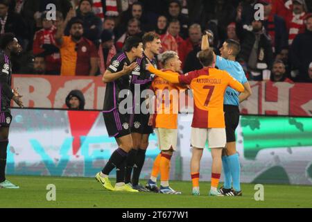 MONACO, Germania. , . 3 Minjae KIM, 8 Leon GORETZKA, Antonio Nobre - arbitro durante la UEFA Champions League Goup Una partita tra FC BAYERN Muenchen e GALATASARAY A.S., presso l'Allianz Arena, lo Stadio di Monaco l'8 novembre. A Muenchen (foto di Arthur THILL/ATP Images) (THILL Arthur/ATP/SPP) credito: SPP Sport Press Photo. /Alamy Live News Foto Stock