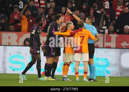 MONACO, Germania. , . 3 Minjae KIM, 8 Leon GORETZKA, Antonio Nobre - arbitro durante la UEFA Champions League Goup Una partita tra FC BAYERN Muenchen e GALATASARAY A.S., presso l'Allianz Arena, lo Stadio di Monaco l'8 novembre. A Muenchen (foto di Arthur THILL/ATP Images) (THILL Arthur/ATP/SPP) credito: SPP Sport Press Photo. /Alamy Live News Foto Stock