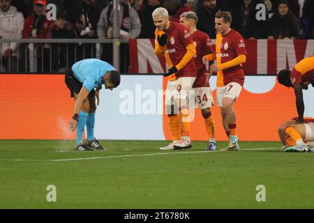 MONACO, Germania. , . Antonio Nobre - arbitro durante la UEFA Champions League Goup Una partita tra FC BAYERN Muenchen e GALATASARAY A.S., all'Allianz Arena, lo Stadio di Monaco l'8 novembre. A Muenchen (foto di Arthur THILL/ATP Images) (THILL Arthur/ATP/SPP) credito: SPP Sport Press Photo. /Alamy Live News Foto Stock