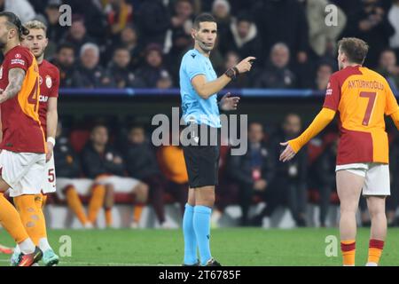 MONACO, Germania. , . Antonio NOBRE, arbitro durante la UEFA Champions League Goup Una partita tra FC BAYERN Muenchen e GALATASARAY A.S., all'Allianz Arena, lo stadio di Monaco l'8 novembre. A Muenchen (foto di Arthur THILL/ATP Images) (THILL Arthur/ATP/SPP) credito: SPP Sport Press Photo. /Alamy Live News Foto Stock