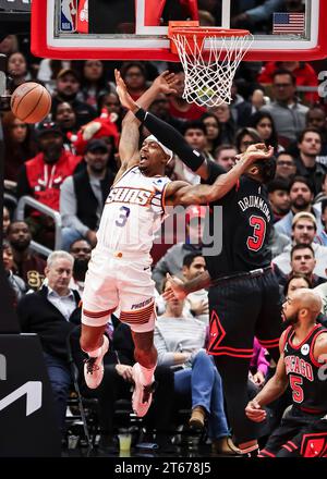 Chicago, Stati Uniti. 8 novembre 2023. La guardia dei Phoenix Suns Bradley Beal (L) viene colpita dal centro dei Chicago Bulls Andre Drummond durante la partita di basket NBA tra Phoenix Suns e Chicago Bulls a Chicago, negli Stati Uniti, l'8 novembre 2023. Crediti: Joel Lerner/Xinhua/Alamy Live News Foto Stock