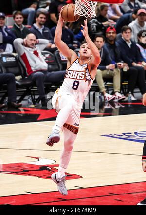 Chicago, Stati Uniti. 8 novembre 2023. Grayson Allen, guardia dei Phoenix Suns, guida verso il basket durante la partita di basket NBA tra Phoenix Suns e Chicago Bulls a Chicago, negli Stati Uniti, l'8 novembre 2023. Crediti: Joel Lerner/Xinhua/Alamy Live News Foto Stock