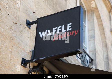 lione , Francia - 11 04 2023 : logo del cartello della fabbrica di waffle e testo del marchio facciata davanti al ristorante di ingresso della catena fastfood Wall Foto Stock