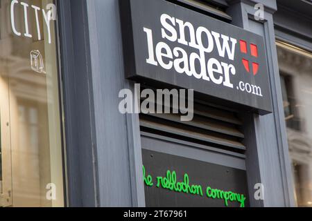 lione , Francia - 11 04 2023 : cartellone snowleader testo negozio di articoli sportivi e logo del marchio negozio di segnaletica reblochon catena di imprese sportive Foto Stock