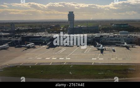 Belgrado, Serbia. 6 novembre 2023. Vista da un aereo che atterra all'aeroporto Nikola Tesla di Belgrado. Crediti: Jan Woitas/dpa/Alamy Live News Foto Stock