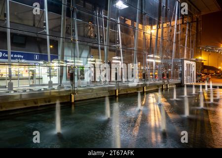 OSTRAVA-SVINOV, REPUBBLICA CECA - 15 SETTEMBRE 2014: Stazione ferroviaria Ostrava-Svinov ricostruita con fontana di notte Foto Stock