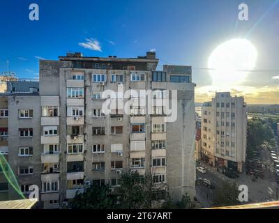 Belgrado, Serbia. 6 novembre 2023. Vista di un edificio residenziale nella capitale serba. Crediti: Jan Woitas/dpa/Alamy Live News Foto Stock