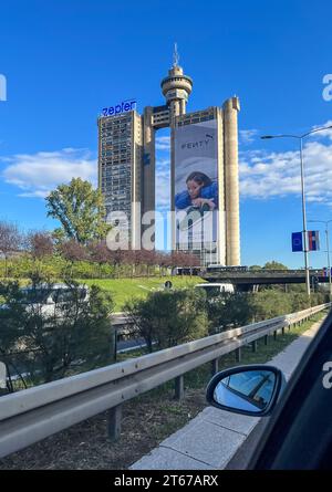 Belgrado, Serbia. 6 novembre 2023. La cosiddetta Genex Tower, costruita in stile brutalista alla fine degli anni '1970, si erge come una porta occidentale ai margini della capitale serba. Crediti: Jan Woitas/dpa/Alamy Live News Foto Stock