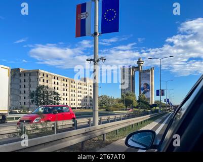 Belgrado, Serbia. 6 novembre 2023. Le bandiere serbe e comunitarie pendono dai lampioni della capitale serba, con la Torre Genex sullo sfondo. Crediti: Jan Woitas/dpa/Alamy Live News Foto Stock