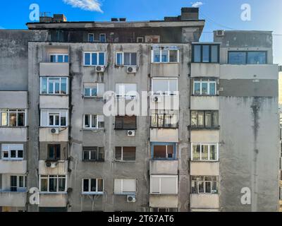 Belgrado, Serbia. 6 novembre 2023. Vista di un edificio residenziale nella capitale serba. Crediti: Jan Woitas/dpa/Alamy Live News Foto Stock