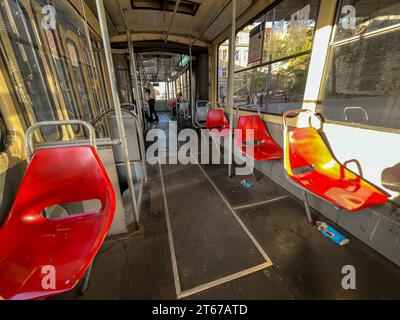 Belgrado, Serbia. 6 novembre 2023. I sedili in plastica rossa possono ancora essere trovati su un vecchio treno Tatra nella capitale serba. Crediti: Jan Woitas/dpa/Alamy Live News Foto Stock