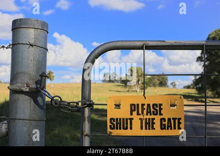 Per favore chiudete il cartello d'ingresso di una proprietà rurale a Gunnedah, New South Wales, Australia. Foto Stock