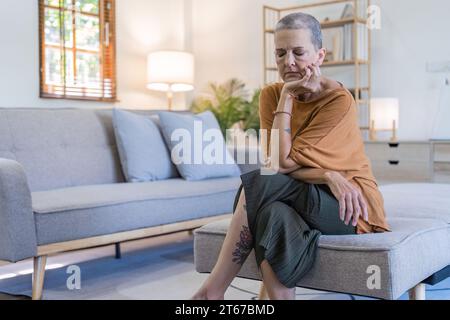 Triste stanco malato solitario deluso caucasico anziano anziano nonna seduto sul divano divano Foto Stock
