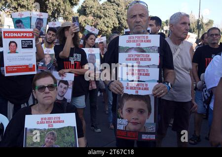 I familiari di ostaggi israeliani rapiti dal gruppo militante palestinese Hamas a Gaza detengono fotografie dei loro familiari rapiti durante una manifestazione che chiede l'azione del governo e il loro rilascio sicuro, fuori dalla Knesset, il 6 novembre 2023 a Gerusalemme. Mentre il governo israeliano promette di eliminare Hamas, i cui attacchi del 7 ottobre hanno lasciato 1.400 morti e oltre 230 rapiti, il destino di quegli ostaggi ha complicato la risposta militare del paese. Foto Stock