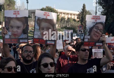 I familiari di ostaggi israeliani rapiti dal gruppo militante palestinese Hamas a Gaza detengono fotografie dei loro familiari rapiti durante una manifestazione che chiede l'azione del governo e il loro rilascio sicuro, fuori dalla Knesset, il 6 novembre 2023 a Gerusalemme. Mentre il governo israeliano promette di eliminare Hamas, i cui attacchi del 7 ottobre hanno lasciato 1.400 morti e oltre 230 rapiti, il destino di quegli ostaggi ha complicato la risposta militare del paese. Foto Stock