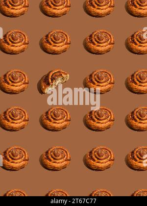 Motivo Cinnabon su sfondo marrone. Foto di alta qualità Foto Stock