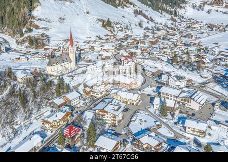 Il villaggio di Holzgau nella Valle tirolese di Lech in inverno dall'alto Foto Stock