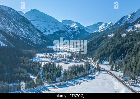 Il villaggio di Holzgau nella Valle tirolese di Lech in inverno dall'alto Foto Stock