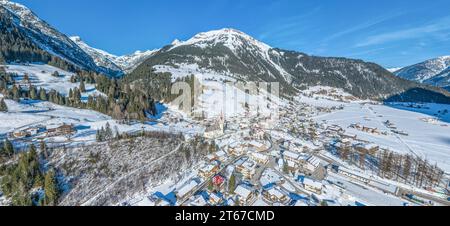 Il villaggio di Holzgau nella Valle tirolese di Lech in inverno dall'alto Foto Stock