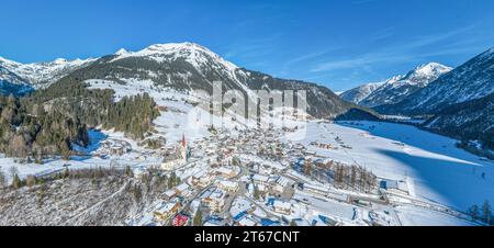 Il villaggio di Holzgau nella Valle tirolese di Lech in inverno dall'alto Foto Stock