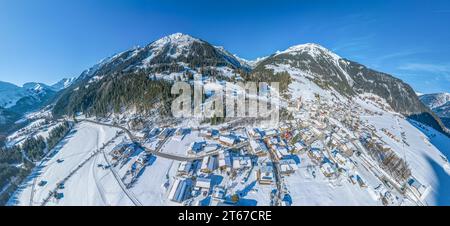 Il villaggio di Holzgau nella Valle tirolese di Lech in inverno dall'alto Foto Stock