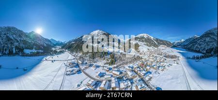 Il villaggio di Holzgau nella Valle tirolese di Lech in inverno dall'alto Foto Stock