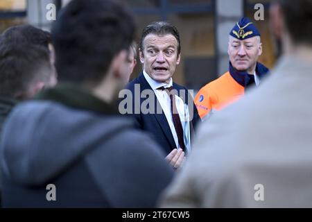 Anversa, Belgio. 9 novembre 2023. Il ministro della giustizia Paul Van Tigchelt, raffigurato durante una visita a una classe di aspiranti del corpo di sicurezza portuale presso il centro di formazione della polizia marittima federale di Wilrijk, Anversa, giovedì 9 novembre 2023. L'istituzione del corpo fa parte del rafforzamento della polizia di Marina nella lotta contro la criminalità organizzata legata alla droga. BELGA PHOTO DIRK WAEM Credit: Belga News Agency/Alamy Live News Foto Stock