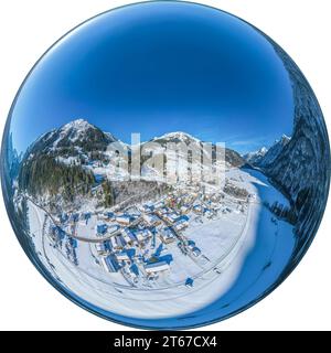 Il villaggio di Holzgau nella Valle tirolese di Lech in inverno dall'alto Foto Stock