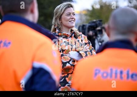 Anversa, Belgio. 9 novembre 2023. Il ministro degli interni Annelies Verlinden, raffigurato durante una visita a una classe di aspiranti del corpo di sicurezza portuale presso il centro di formazione della polizia marittima federale di Wilrijk, Anversa, giovedì 9 novembre 2023. L'istituzione del corpo fa parte del rafforzamento della polizia di Marina nella lotta contro la criminalità organizzata legata alla droga. BELGA PHOTO DIRK WAEM Credit: Belga News Agency/Alamy Live News Foto Stock