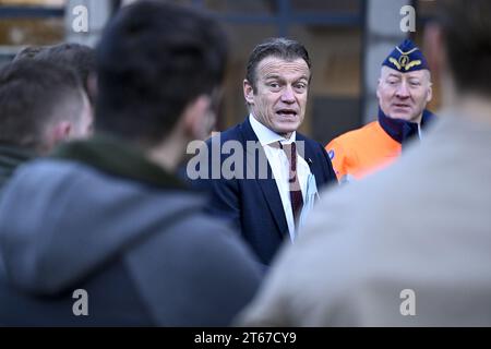 Anversa, Belgio. 9 novembre 2023. Il ministro della giustizia Paul Van Tigchelt, raffigurato durante una visita a una classe di aspiranti del corpo di sicurezza portuale presso il centro di formazione della polizia marittima federale di Wilrijk, Anversa, giovedì 9 novembre 2023. L'istituzione del corpo fa parte del rafforzamento della polizia di Marina nella lotta contro la criminalità organizzata legata alla droga. BELGA PHOTO DIRK WAEM Credit: Belga News Agency/Alamy Live News Foto Stock