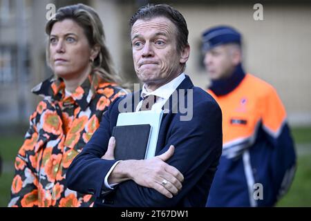 Anversa, Belgio. 9 novembre 2023. Il ministro degli interni Annelies Verlinden e il ministro della giustizia Paul Van Tigchelt illustrati durante una visita a una classe di aspiranti per il corpo di sicurezza portuale presso il centro di formazione della polizia marittima federale di Wilrijk, Anversa, giovedì 9 novembre 2023. L'istituzione del corpo fa parte del rafforzamento della polizia di Marina nella lotta contro la criminalità organizzata legata alla droga. BELGA PHOTO DIRK WAEM Credit: Belga News Agency/Alamy Live News Foto Stock