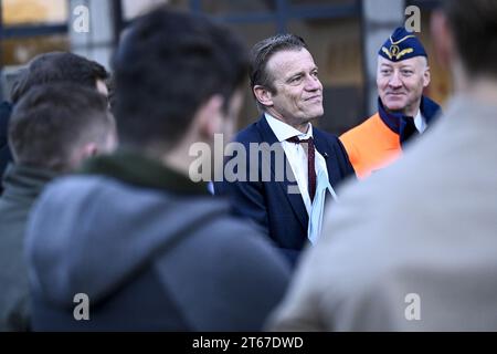 Anversa, Belgio. 9 novembre 2023. Il ministro della giustizia Paul Van Tigchelt, raffigurato durante una visita a una classe di aspiranti del corpo di sicurezza portuale presso il centro di formazione della polizia marittima federale di Wilrijk, Anversa, giovedì 9 novembre 2023. L'istituzione del corpo fa parte del rafforzamento della polizia di Marina nella lotta contro la criminalità organizzata legata alla droga. BELGA PHOTO DIRK WAEM Credit: Belga News Agency/Alamy Live News Foto Stock